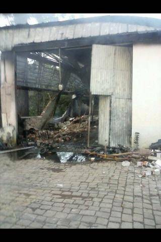 Incêndio destrói pavilhão de autopeças usadas na RS-324, em Nova Bassano - foto 2