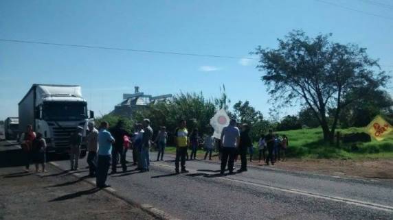 Familiares de apenados realizaram
bloqueio na BR 285 em São Luiz Gonzaga - foto 3