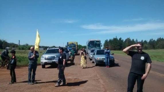 Familiares de apenados realizaram
bloqueio na BR 285 em São Luiz Gonzaga - foto 4