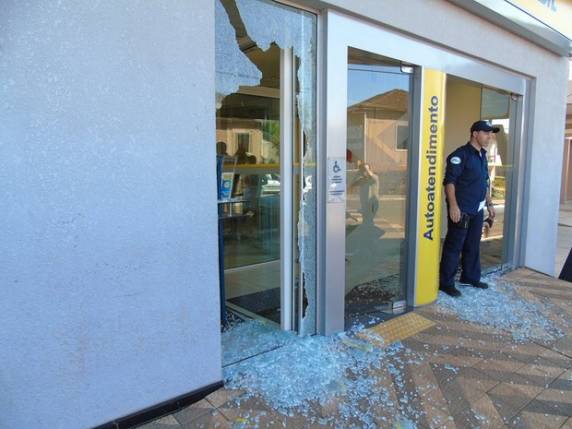 Quadrilha assalta dois
bancos e faz cordão humano no Norte do RS - foto 2