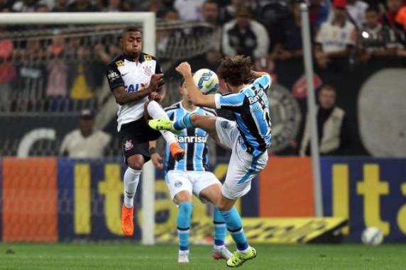 Bobô abriu o placar, mas em um descuido defensivo Renato 

Augusto igualou o placar