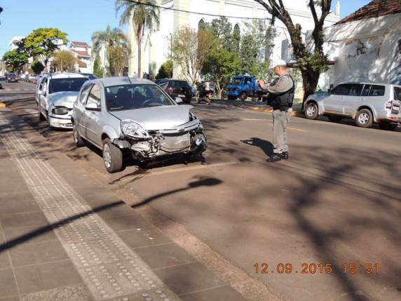 Três veículos se
envolvem em acidente no centro de Santa Rosa - foto 3