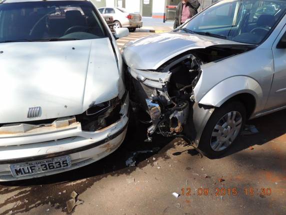 Três veículos se
envolvem em acidente no centro de Santa Rosa - foto 2