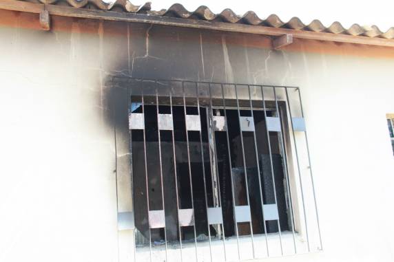 Jovem de 22 anos e criança sobrevivem a incêndio em residência no bairro Vila Rica
em Santiago - foto 2