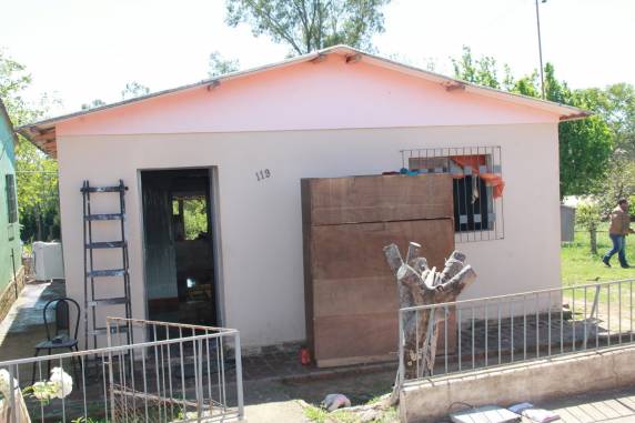 Jovem de 22 anos e criança sobrevivem a incêndio em residência no bairro Vila Rica
em Santiago - foto 5