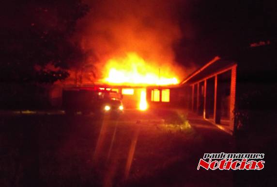 Vídeo: Bombeiros de Três de Maio combatem incêndio no interior de Alegria - foto 2