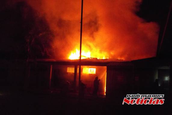Vídeo: Bombeiros de Três de Maio combatem incêndio no interior de Alegria - foto 3