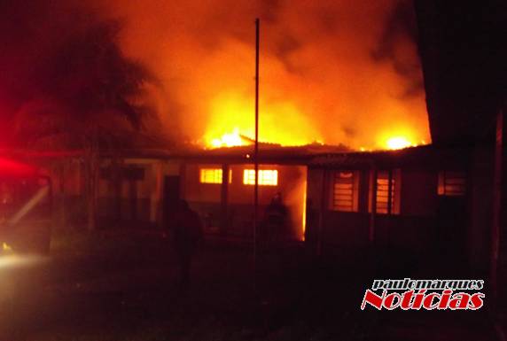 Vídeo: Bombeiros de Três de Maio combatem incêndio no interior de Alegria - foto 4