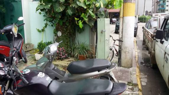 Rampa de garagem é construída na calçada em Itapema SC - foto 2