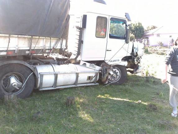 Homem morre em colisão frontal com caminhão
em Porto Xavier - foto 2