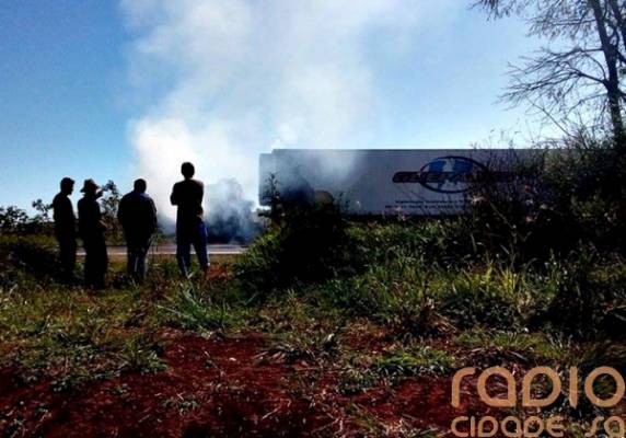 Carreta carregada com frutas importadas incendeia na BR 285, em Coronel Barros - foto 3