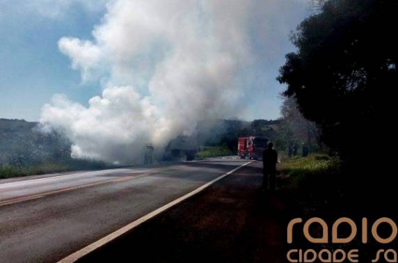 Carreta carregada com frutas importadas incendeia na BR 285, em Coronel Barros - foto 2