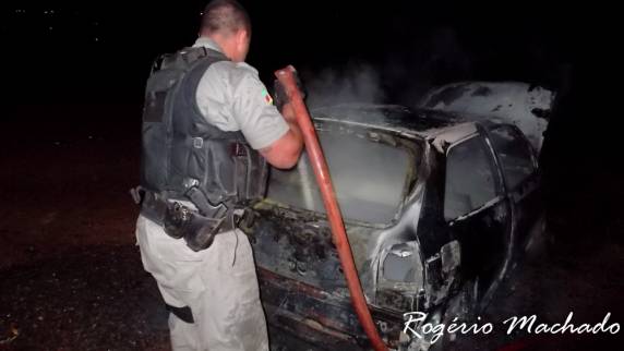 Vídeo: Veículo em situação de furto é encontrado em chamas em Sarandi - foto 3