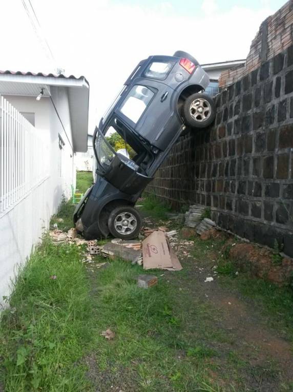 Idoso perde controle de veículo
e cai em buraco - foto 2