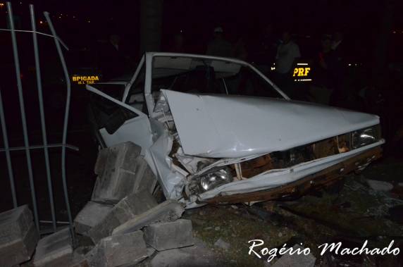 Depois de
uma perseguição policial veículo bate em muro de empresa, em Sarandi - foto 2