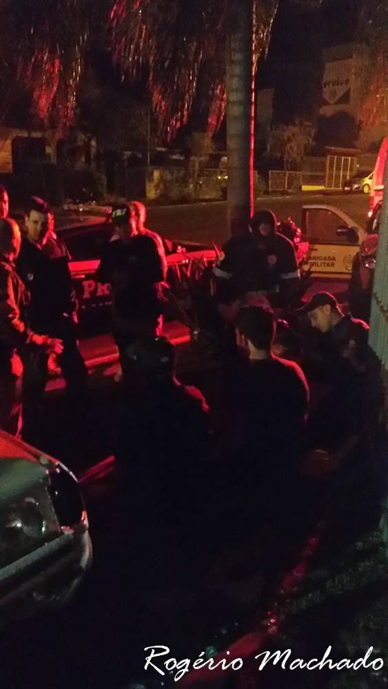 Depois de
uma perseguição policial veículo bate em muro de empresa, em Sarandi - foto 5