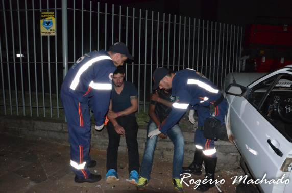 Depois de
uma perseguição policial veículo bate em muro de empresa, em Sarandi - foto 4