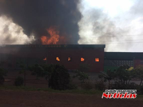 Vídeo: Incêndio destrói tradicional mercado El Condor em Oberá
na Argentina - foto 2