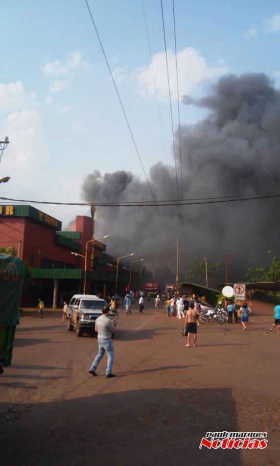 Vídeo: Incêndio destrói tradicional mercado El Condor em Oberá
na Argentina - foto 4