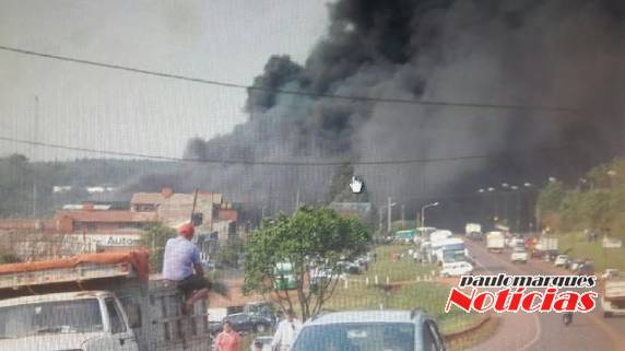 Vídeo: Incêndio destrói tradicional mercado El Condor em Oberá
na Argentina - foto 5