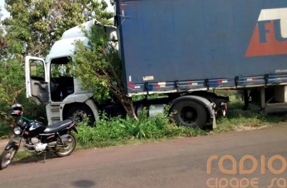 Carreta 

desgovernada no centro de Santo Ângelo só parou após colidir em cerca e árvores - foto 2