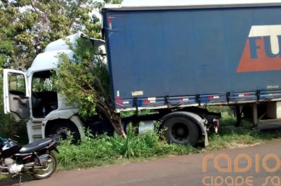 Carreta 

desgovernada no centro de Santo Ângelo só parou após colidir em cerca e árvores - foto 3