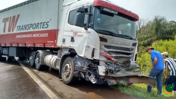 Colisão entre carro e carreta deixa um morto e dois feridos em Sertão - foto 2