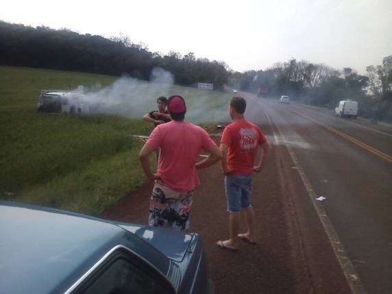 Veículo é 

totalmente consumido pelo fogo na BR-468, em Campo Novo - foto 3
