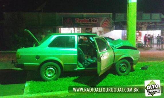 Veículo desgovernado colide em poste no centro de Humaitá - foto 3