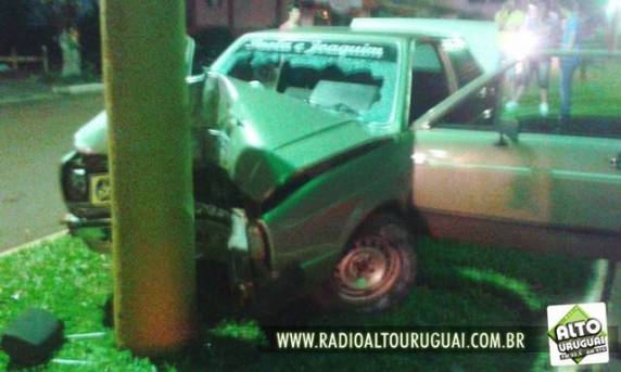 Veículo desgovernado colide em poste no centro de Humaitá - foto 2