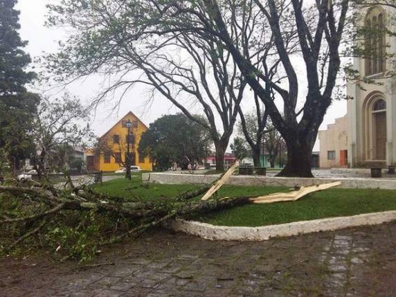 Ventania derruba casa e provoca estragos em Cambará do Sul, RS - foto 2