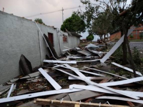 Vídeo: Microexplosão
deixa um morto, feridos, desaparecidos e estragos em cinco municípios do oeste do Paraná - foto 3
