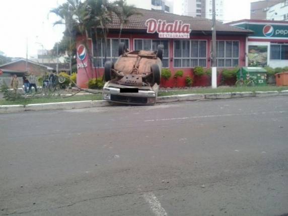 Embriagado motorista perde o controle do veículo que
capota no Centro de Chapecó - foto 2