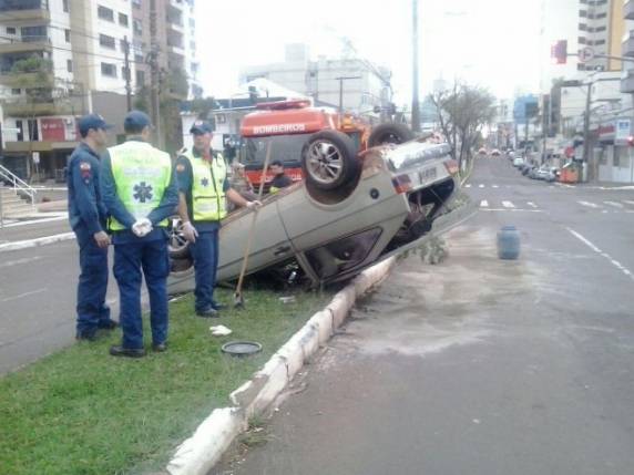 Embriagado motorista perde o controle do veículo que
capota no Centro de Chapecó - foto 3