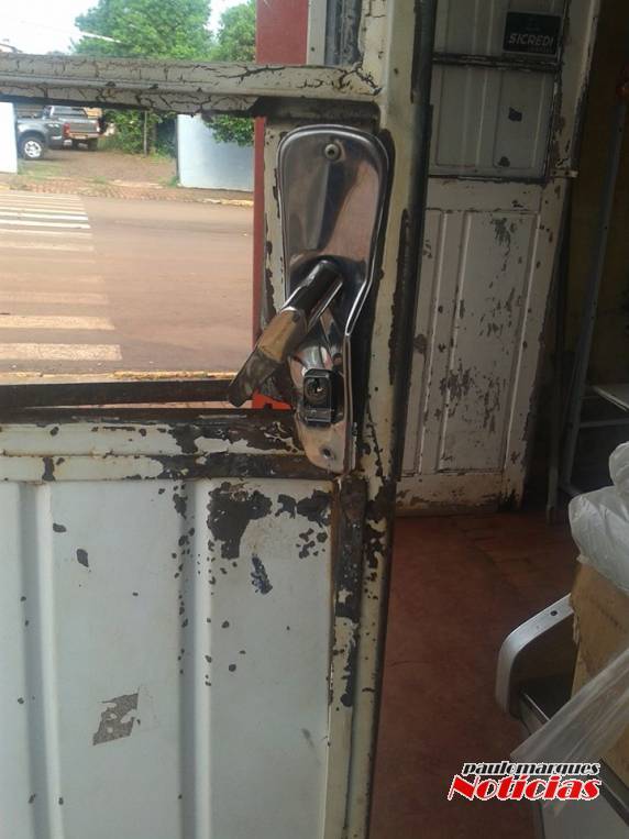 Ladrões carregam o cofre de um mercado em Alegria - foto 2