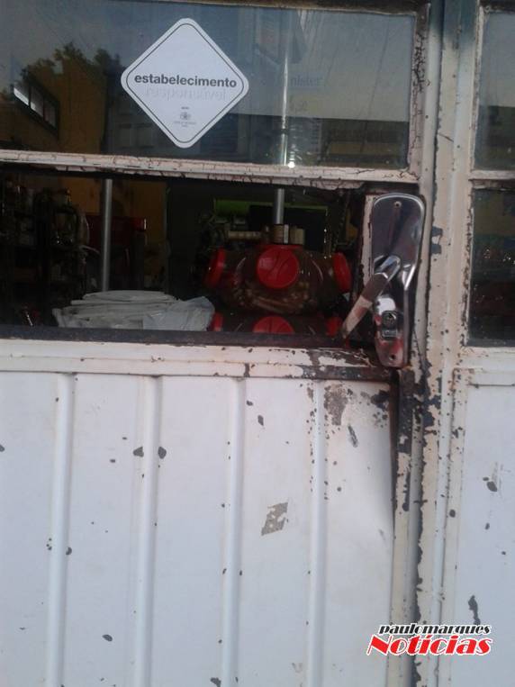 Ladrões carregam o cofre de um mercado em Alegria - foto 3