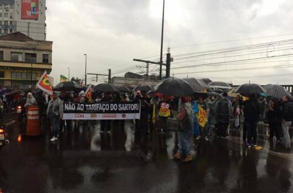 Manifestantes bloqueiam o trânsito no 

principal acesso da Capital - foto 2