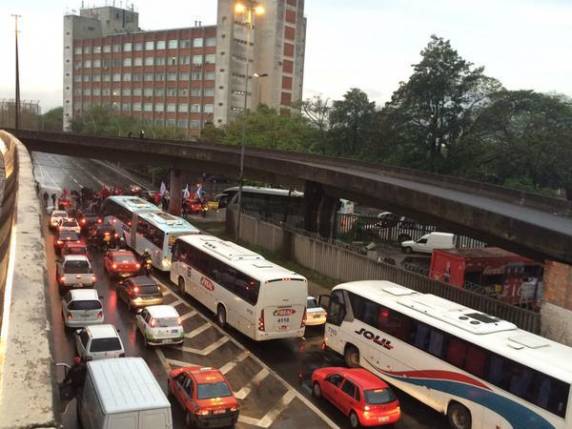 Manifestantes bloqueiam o trânsito no 

principal acesso da Capital - foto 3