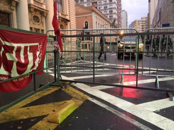 Manifestantes bloqueiam o trânsito no 

principal acesso da Capital - foto 5