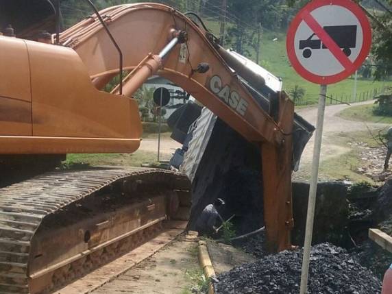 Caçamba para dentro de rio após ponte de madeira cair em SC - foto 3