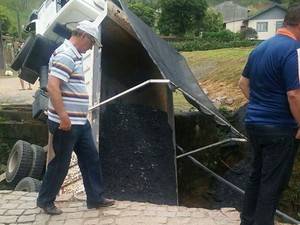 Caçamba para dentro de rio após ponte de madeira cair em SC - foto 2