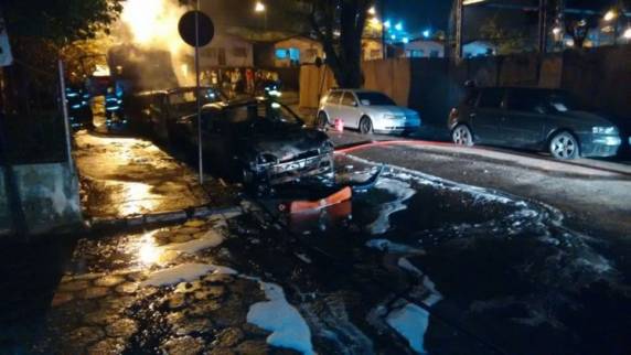Vídeo: Quatro veículos são incendiados próximos de uma delegacia em Balneário
Camboriú - foto 3