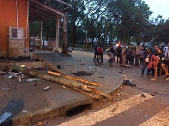 Em perseguição, carro derruba árvore e motorista morre na Capital - foto 2