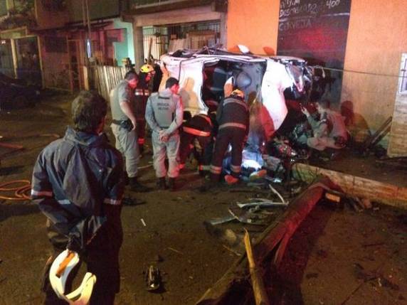 Em perseguição, carro derruba árvore e motorista morre na Capital - foto 3