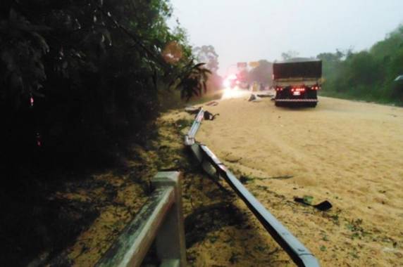 Acidente com três carretas deixa um morto e tranca o trânsito em São
Sepé - foto 5