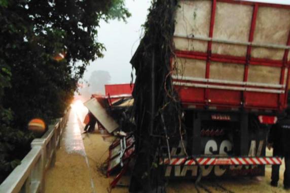 Acidente com três carretas deixa um morto e tranca o trânsito em São
Sepé - foto 4