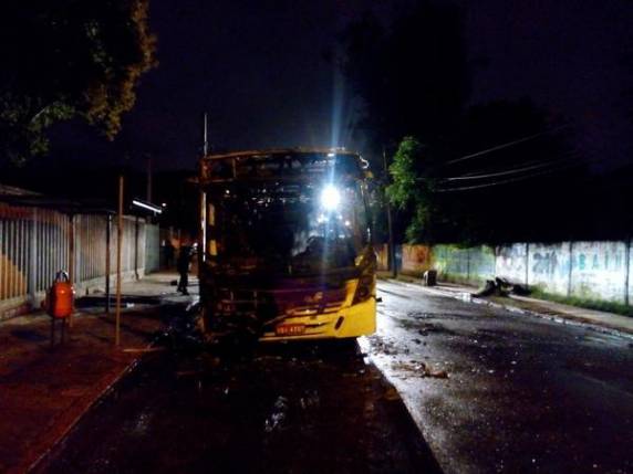 Incêndio em ônibus na Vila Cruzeiro deixa pelo menos três feridos - foto 3