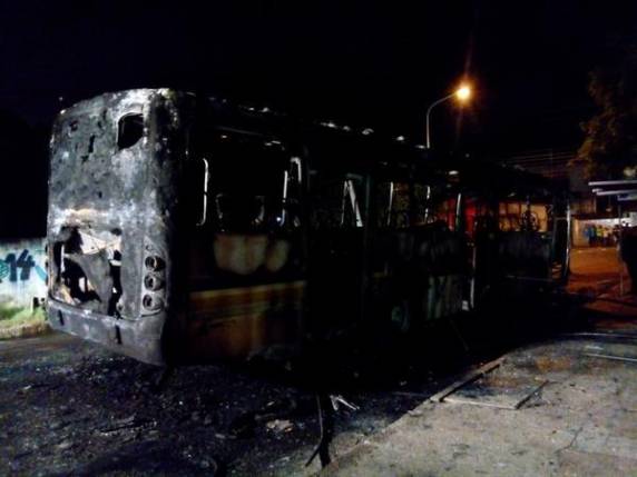 Incêndio em ônibus na Vila Cruzeiro deixa pelo menos três feridos - foto 2