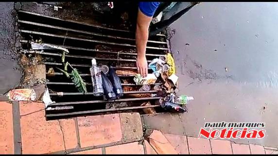 Jovens bebem e descartam embalagens nas ruas centrais de Três de Maio - foto 3