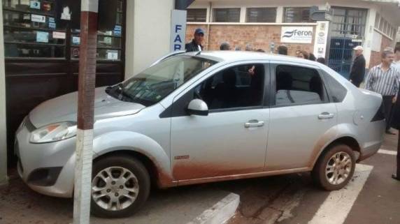 Carro colide em prédio no centro de São Luiz Gonzaga - foto 3